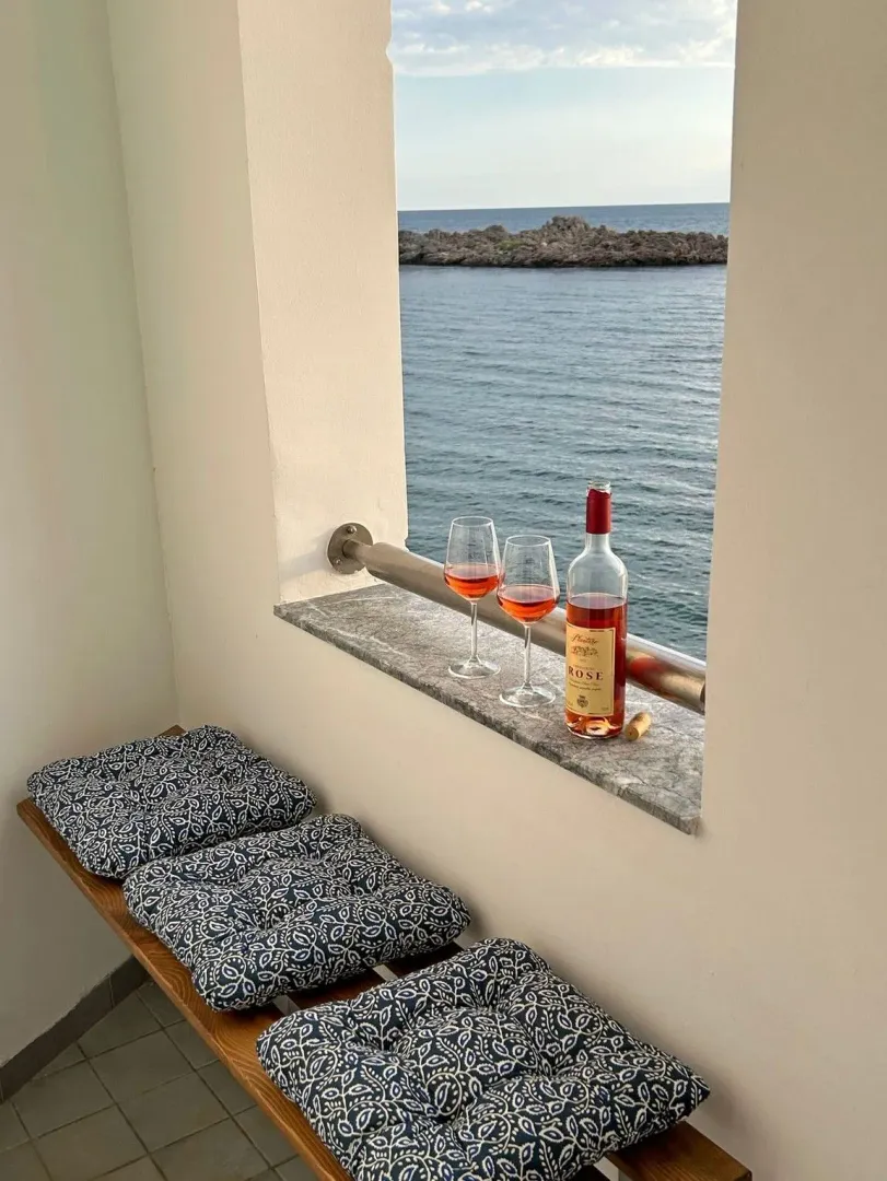 Balkon sa klupom i pogledom na more.