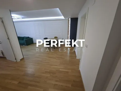 Pogled iz hodnika na prostrani dnevni boravak sa drvenim podom. - image 4