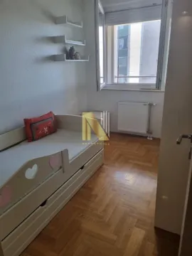 Dečja soba sa krevetom i parketom na podu. - image 11