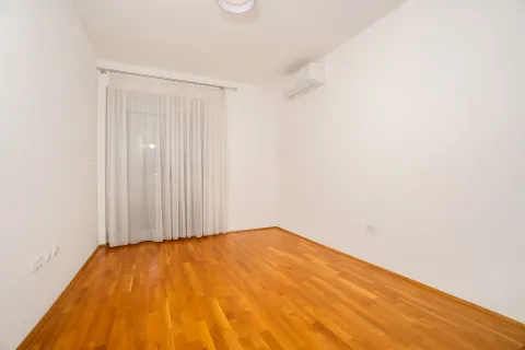 Rent, three bedroom apartment, 150m², Gorica C, Podgorica - image 7