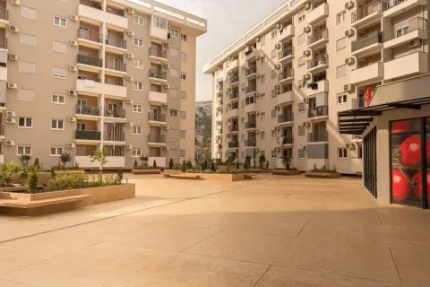 Moderni stambeni kompleks sa popločanim dvorištem i uređenim zelenim površinama. - image 23