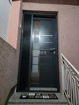 Glavni ulaz u kuću sa stepeništem i modernim vratima. - image 12