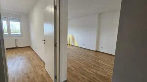 Prazna soba sa parketom i belim zidovima. - image 6