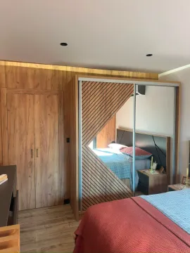 Moderna spavaća soba sa ugradnim plakarom i drvenim zidnim oblogama. - image 6