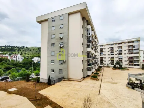 View of the exterior of the residential building and courtyard. - image 7