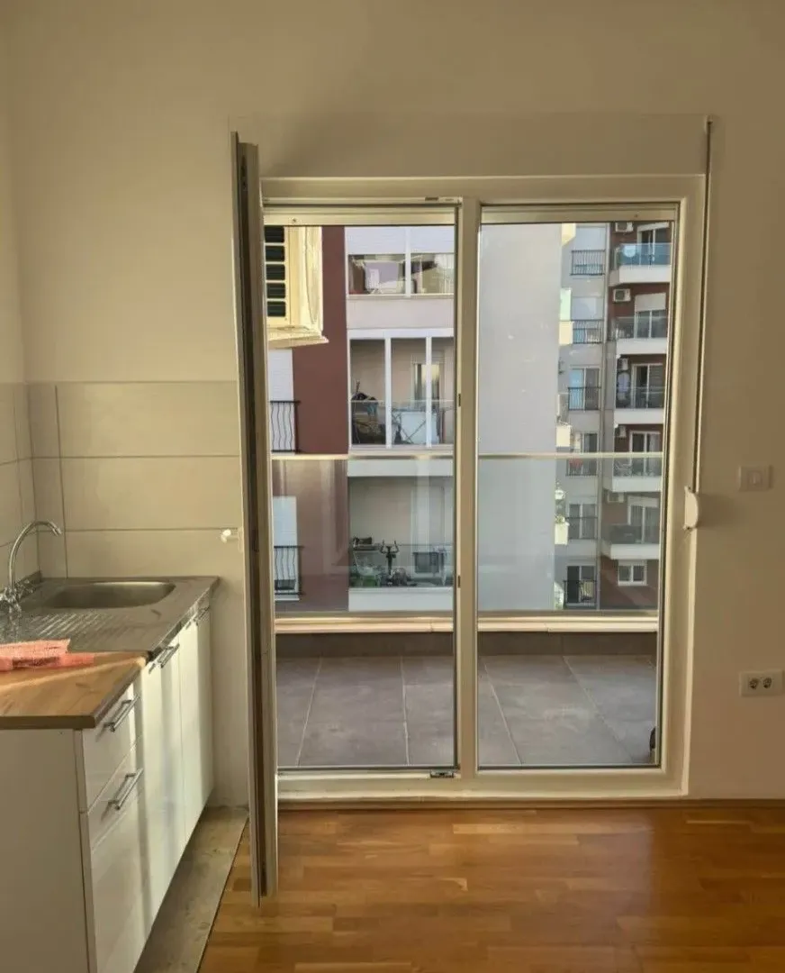 Izdavanje, dvosoban stan, 62m², Stari Aerodrom, Podgorica