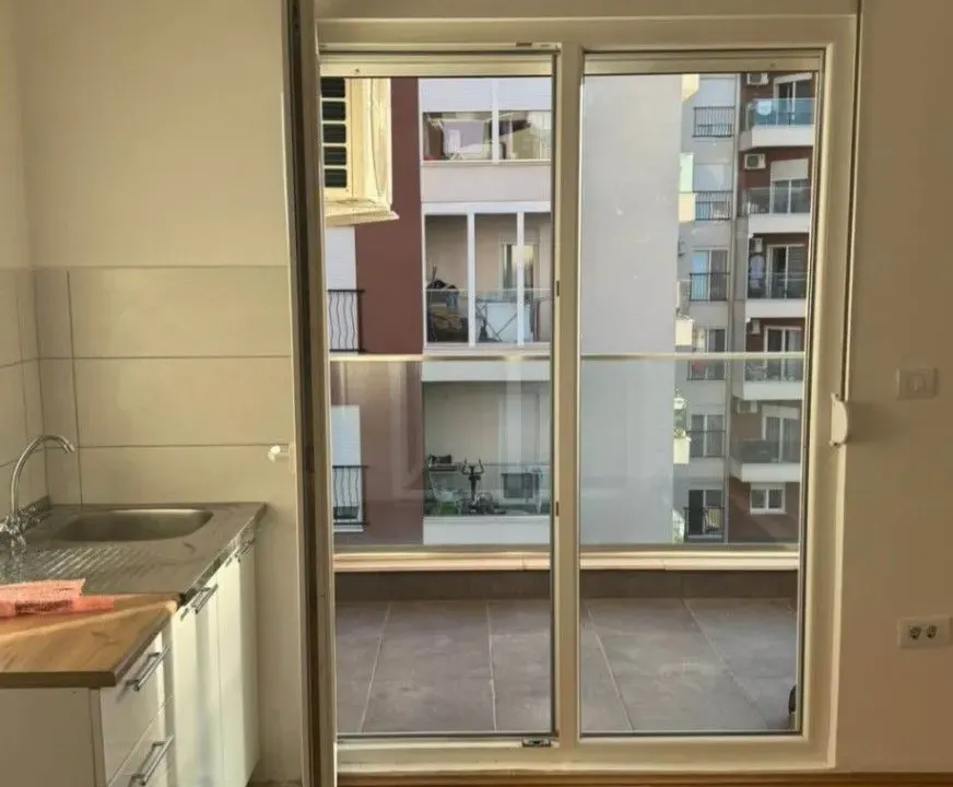 Izdavanje, dvosoban stan, 62m², Stari Aerodrom, Podgorica