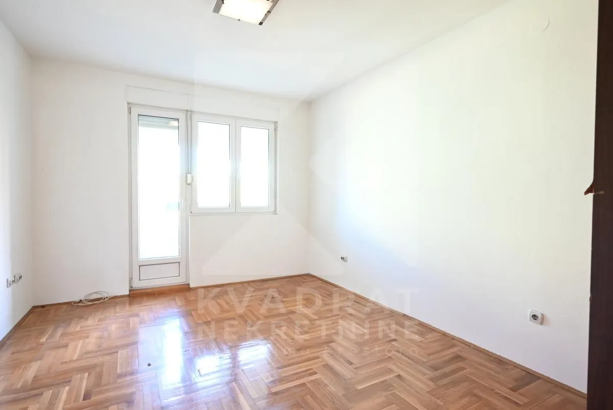 Empty room with parquet flooring and access to the terrace.