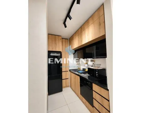Moderna kuhinja sa drvenim elementima i ugrađenim aparatima. - image 6