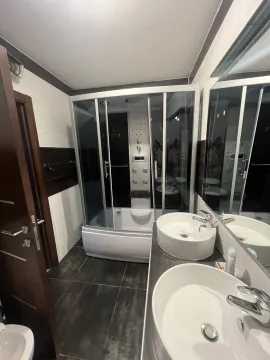 Moderno kupatilo sa velikom tuš kabinom i dva lavaboa. - image 16