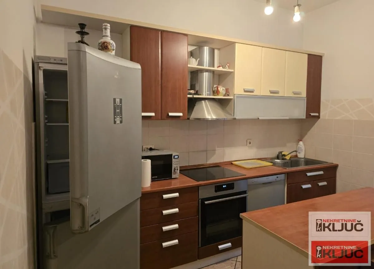 Izdavanje, kuća, 250m², Sajmište, Novi Sad