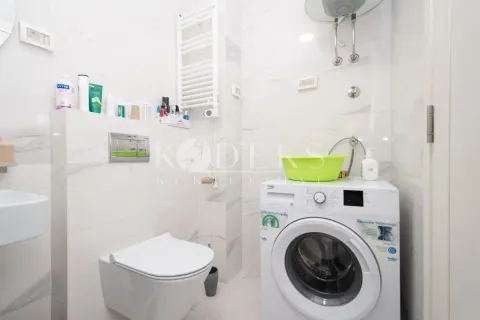 Kupatilo opremljeno sanitarijama i veš mašinom. - image 8