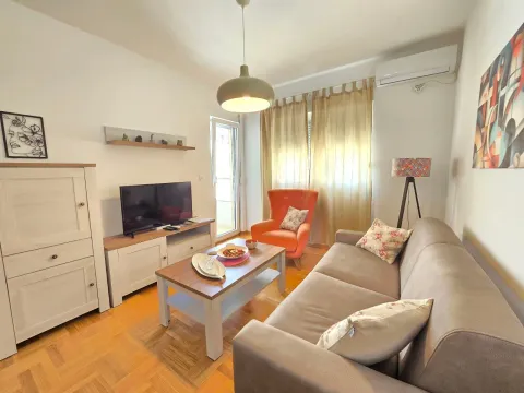 Rent, one bedroom apartment, 47m², Budva, Crna Gora - image 1