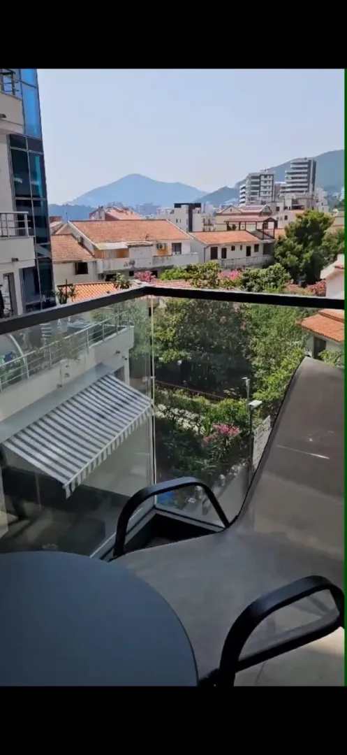 Pogled sa terase na okolne zgrade i naselje.