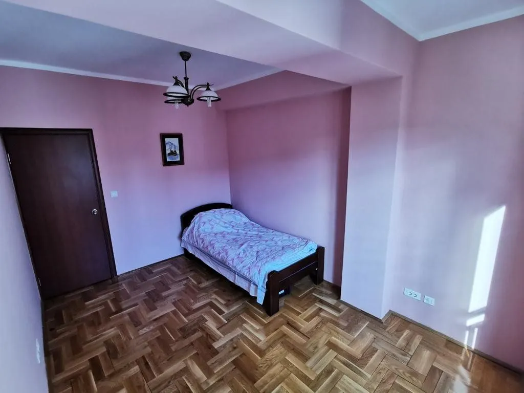 Izdavanje, dvosoban stan, 70m², Blok 9, Podgorica