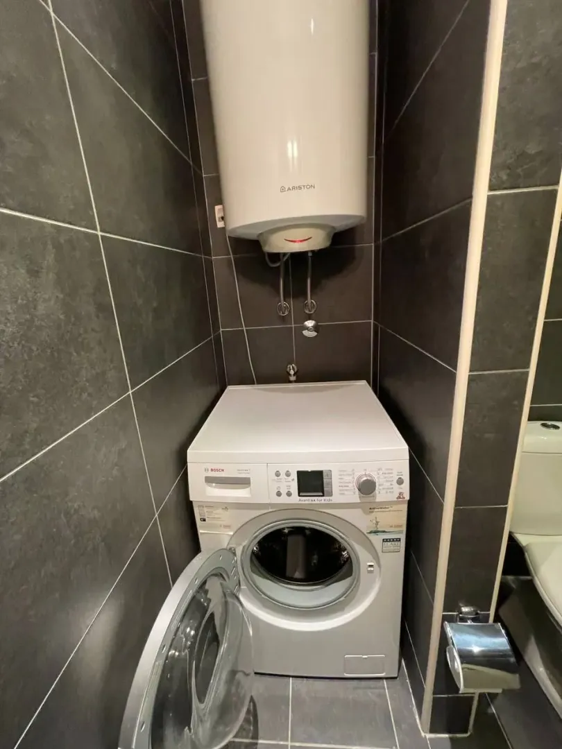 Kupatilo sa veš mašinom i bojlerom.