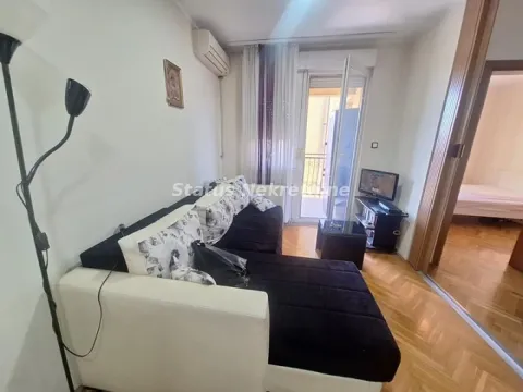 Dnevna soba sa garniturom i izlazom na terasu. - image 2