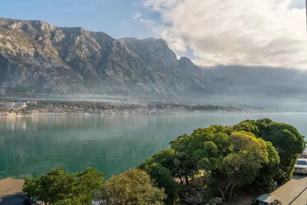 Pogled na zaliv i planine sa terase.