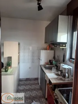 Manja kuhinja sa elementima i ugrađenim aparatima. - image 8