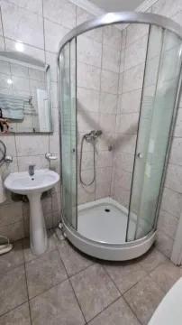 Kupatilo opremljeno tuš kabinom, umivaonikom i ogledalom. - image 11