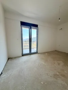Prazna neuređena prostorija u izgradnji sa balkonskim vratima. - image 7