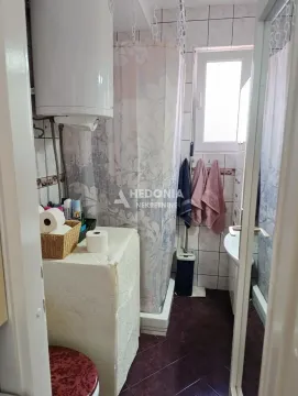 Pogled na kupatilo sa tuš kabinom, bojlerom i sanitarijama. - image 14