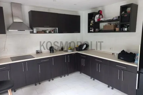 Kuhinja opremljena tamnim elementima i belim zidnim pločicama. - image 6