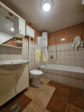 Manje kupatilo sa kadom, umivaonikom i wc šoljom obloženo keramičkim pločicama. - image 18