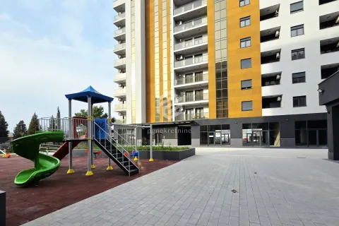 Pogled na modernu stambenu zgradu sa dječijim igralištem u dvorištu. - image 4