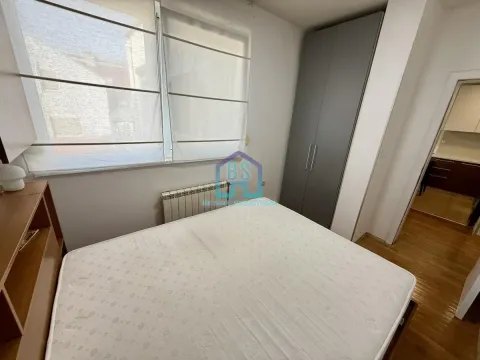 Manja spavaća soba sa krevetom i ormarom. - image 19