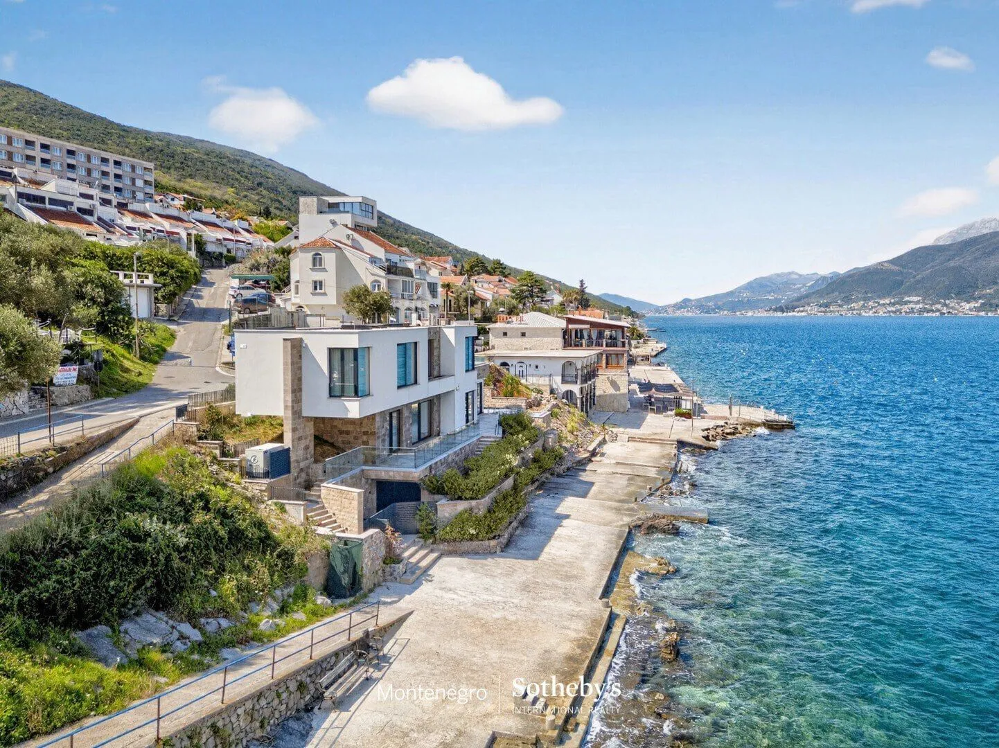Pogled iz vazduha na vilu smještenu direktno na obali mora.