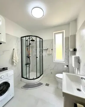 Moderne kupatilo sa tuš kabinom, umivaonikom, WC šoljom i veš mašinom. - image 12
