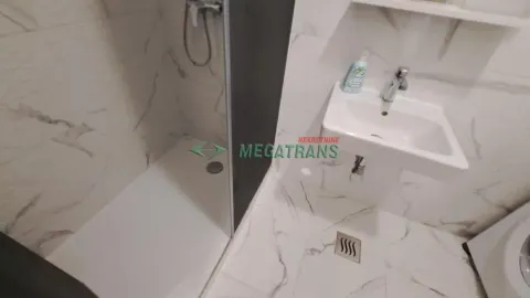 Manje kupatilo sa tuš kabinom i umivaonikom obloženo mermernim pločicama. - image 19