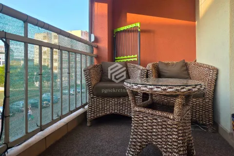 Namješten balkon sa pletenim foteljama i stočićem. - image 11