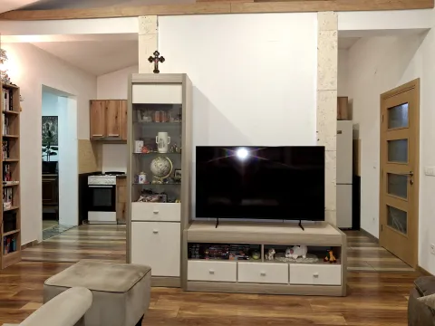 Dnevni boravak sa TV komodom, vitrinom i pogledom na kuhinju i hodnik. - image 10