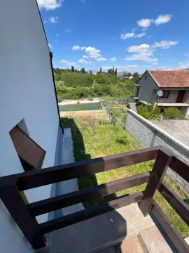 Pogled sa balkona na dvorište i okolnu prirodu. - image 16