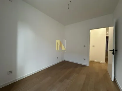 Prazna soba sa drvenim podom i belim zidovima. - image 8