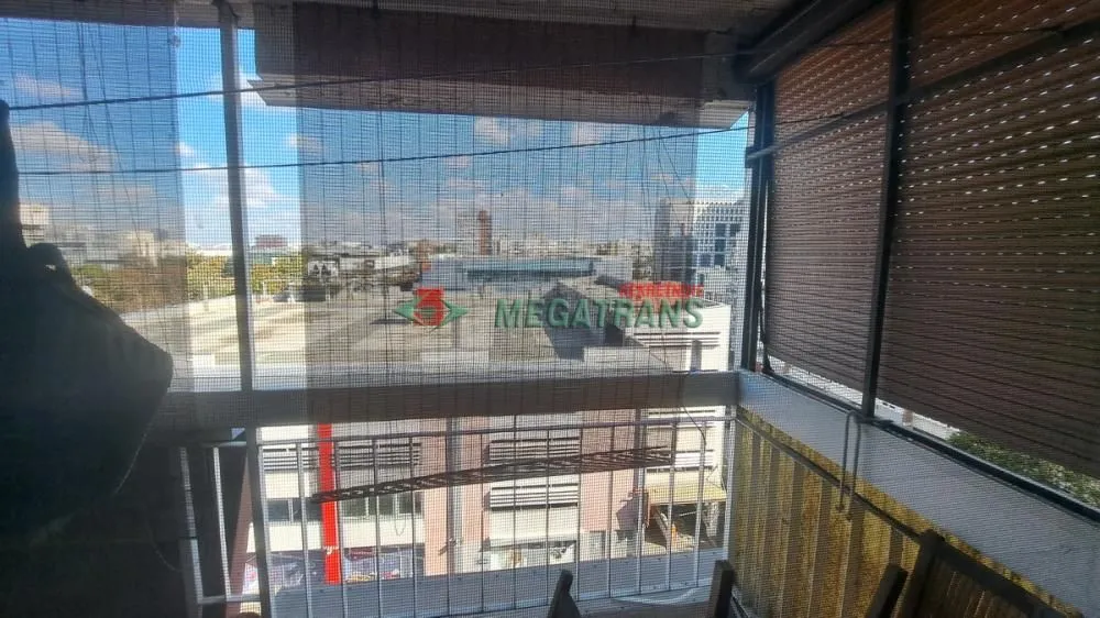 Pogled sa natkrivene terase na gradsku sredinu.