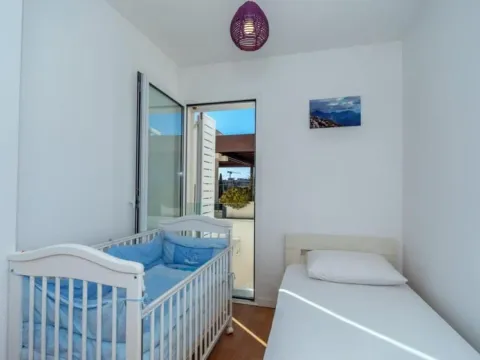 Daily-rent, three bedroom apartment, 75m², Pržno, Budva - image 7