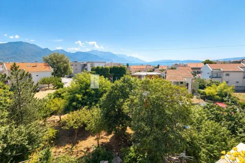 Pogled na okolna naselja, zelenilo i planine u daljini. - image 6