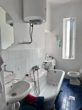 Manje kupatilo sa kadom, umivaonikom i wc šoljom. - image 7