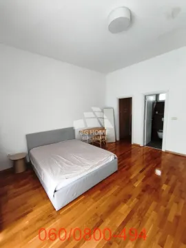 Prostrana spavaća soba sa bračnim krevetom i drvenim podom. - image 7