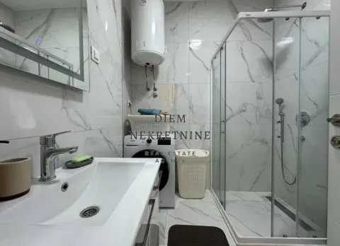 Moderne kupatilo sa umivaonikom, tuš kabinom i veš mašinom. - image 11