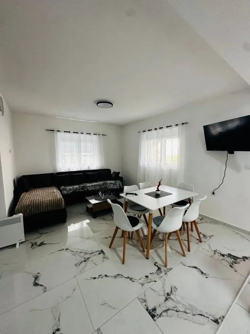 Izdavanje, jednosoban stan, 56m², Bečići, Budva