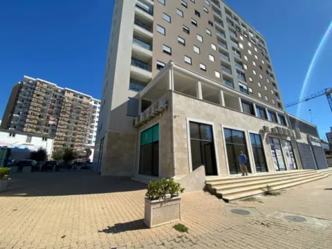 Izdavanje,  poslovni prostor, 67m2, Centar, Bar