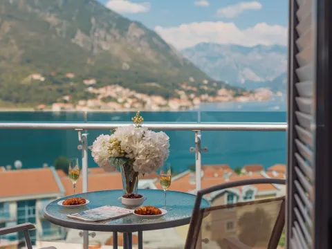 Prodaja, dvosoban stan, 84m², Dobrota, Kotor - image 2