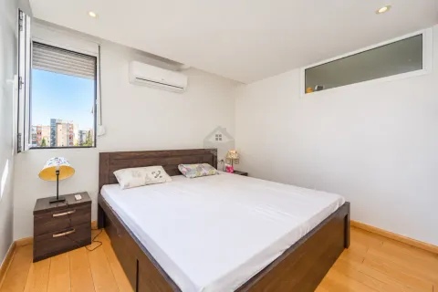 Bedroom with a double bed, bedside tables and a window. - image 8