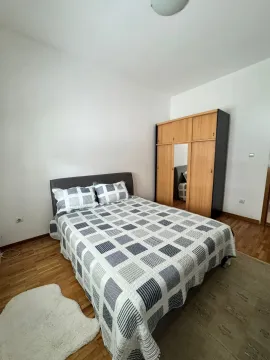 Namještena spavaća soba sa bračnim krevetom i drvenim ormarom. - image 4
