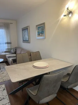 Svijetla trpezarija i dnevni boravak sa modernim namještajem. - image 7