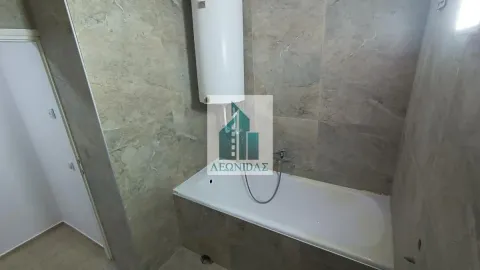 Kupatilo obloženo keramičkim pločicama sa kadom i bojlerom. - image 19
